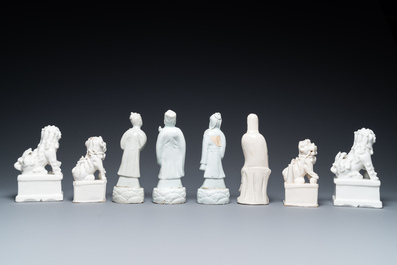 Deux paires de porte-b&acirc;tons, trois coupes libatoires et quatre figures en porcelaine blanc de Chine de Dehua, Kangxi et apr&egrave;s