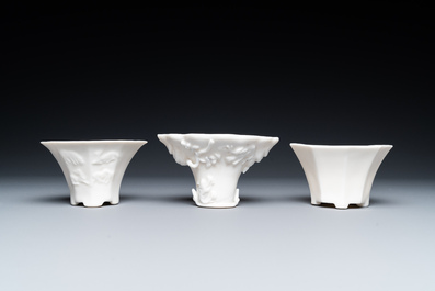 Deux paires de porte-b&acirc;tons, trois coupes libatoires et quatre figures en porcelaine blanc de Chine de Dehua, Kangxi et apr&egrave;s