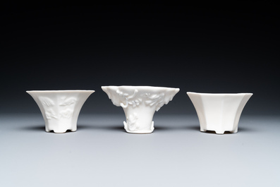 Twee paar Chinese Dehua blanc de Chine wierookstokhouders, drie libation cups en vier figuren, Kangxi en later