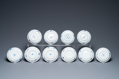 Dix soucoupes et neuf tasses en porcelaine de Chine en bleu et blanc,