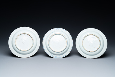 Trois coupes en porcelaine de Chine en bleu et blanc de type ko-sometsuke pour le march&eacute; japonais, &eacute;poque Transition