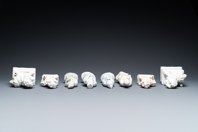 Deux paires de porte-b&acirc;tons, trois coupes libatoires et quatre figures en porcelaine blanc de Chine de Dehua, Kangxi et apr&egrave;s
