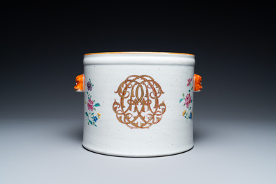 Un raffra&icirc;chissoir en porcelaine de Chine famille rose orn&eacute; d'un monogramme dor&eacute;, Qianlong