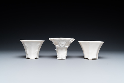 Deux paires de porte-b&acirc;tons, trois coupes libatoires et quatre figures en porcelaine blanc de Chine de Dehua, Kangxi et apr&egrave;s