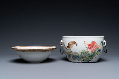 A Chinese qianjiang cai bowl and cover, signed Yi Mao, 19/20th C.