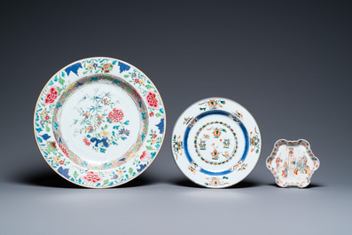 Un support de th&eacute;i&egrave;re et un plat en porcelaine de Chine famille rose et une assiette en famille verte, Kangxi/Qianlong