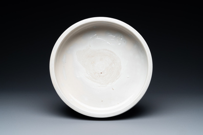 Un br&ucirc;le-parfum tripod &agrave; d&eacute;cor floral incis&eacute; en porcelaine blanc de Chine de Dehua sur socle en bois, Kangxi
