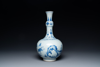 Een Chinese blauw-witte flesvormige vaas met een kikker, een hagedis en vlinders, Transitie periode