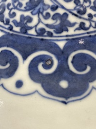 Un vase de forme bouteille en porcelaine de Chine en bleu, blanc et rouge de fer, Daoguang