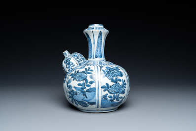 Une verseuse de type kendi en porcelaine de Chine en bleu et blanc de type kraak, Wanli