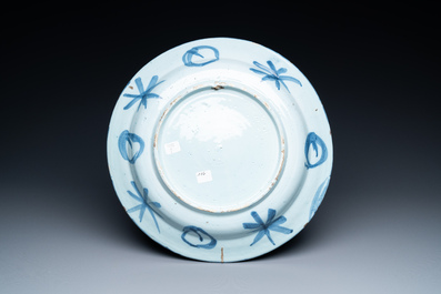 Un plat en fa&iuml;ence de Delft en bleu et blanc &agrave; decor chinois, fin du 17&egrave;me