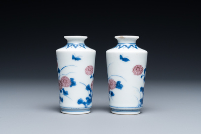 Une paire de vases miniatures ou tabati&egrave;res en porcelaine de Chine en bleu, blanc et rouge de cuivre, marque Qing Feng, 18/19&egrave;me