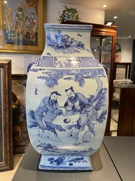 Een grote Chinese blauw-witte vaas met 'Vijf geleerden' decor, Qianlong