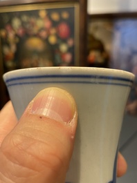 Een Chinese blauw-witte flesvormige vaas met vier krijgers, Transitie periode