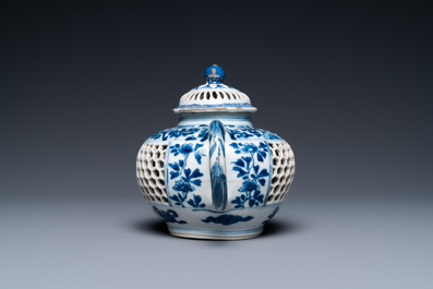 Een Chinese blauw-witte opengewerkte dubbelwandige theepot met deksel, Transitie periode