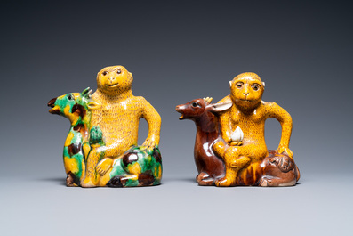 Deux verseuses en forme de singes sur cerfs en porcelaine de Chine &eacute;maill&eacute;e sancai, 19&egrave;me