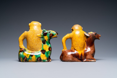 Deux verseuses en forme de singes sur cerfs en porcelaine de Chine &eacute;maill&eacute;e sancai, 19&egrave;me