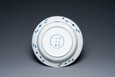 Een diepe Chinese blauw-witte en koperrode schotel, Chenghua merk, Kangxi