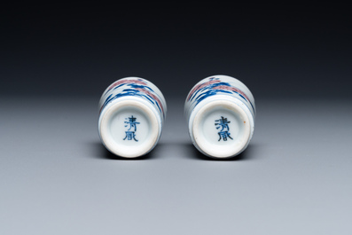 Een paar Chinese blauw-witte en koperrode miniatuur vaasjes of snuifflessen, Qing Feng merk, 18/19e eeuw