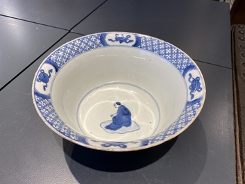 Un bol en porcelaine de Chine en bleu et blanc &agrave; d&eacute;cor narratif, Kangxi