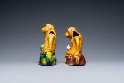 Twee Chinese sancai-geglazuurde kannen in de vorm van een aap op een hert, 19e eeuw