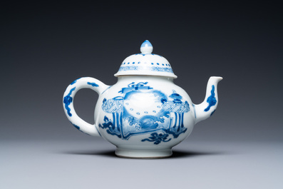 Een Chinese blauw-witte theepot met antiquiteiten, Yu merk, Kangxi