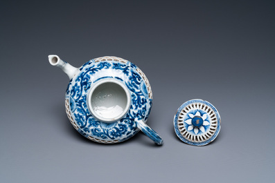 Une th&eacute;i&egrave;re couverte en porcelaine de Chine en bleu et blanc &agrave; double paroi ajour&eacute;e, &eacute;poque Transition