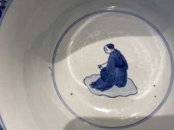 Een Chinese blauw-witte kom met verhalend decor, Kangxi