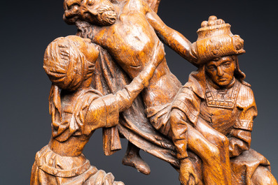 Un fragment de retable en ch&ecirc;ne sculpt&eacute;: 'La descente de croix', Brabant, fin du 15&egrave;me