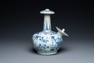 Une verseuse de type kendi en porcelaine de Chine en bleu et blanc de type kraak de l'&eacute;pave 'Hatcher', &eacute;poque Transition