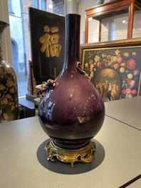 Un vase de forme bouteille en porcelaine de Chine en aubergine monochrome &agrave; monture en bronze dor&eacute;, marque de Qianlong, 19/20&egrave;me