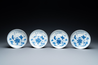 Een collectie Chinese blauw-witte dekselkommen en schotels met kraanvogels en lotusbloemen, Kangxi merk, 19e eeuw