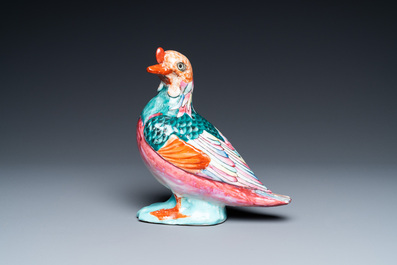 Een Chinees famille rose model van een duif, Qianlong