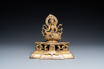 Une figure d'Ushnishavijaya en bronze dor&eacute; sur trone de lotus portant une inscription au dos, Sino-Tibet, 18&egrave;me