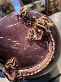 Un vase de forme bouteille en porcelaine de Chine en aubergine monochrome &agrave; monture en bronze dor&eacute;, marque de Qianlong, 19/20&egrave;me