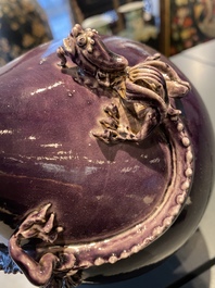 Een Chinese flesvormige monochrome aubergine vaas met vergulde bronzen montuur, Qianlong merk, 19/20e eeuw