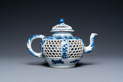 Een Chinese blauw-witte opengewerkte dubbelwandige theepot met deksel, Transitie periode