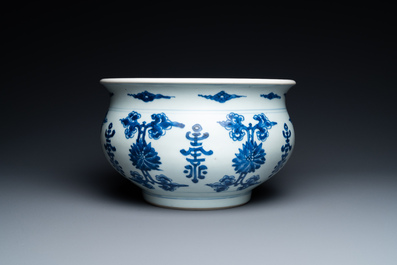 Een Chinese blauw-witte 'Shou en lotus' wierookbrander, Kangxi