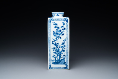 Een Chinese blauw-witte vierkante fles, Kangxi