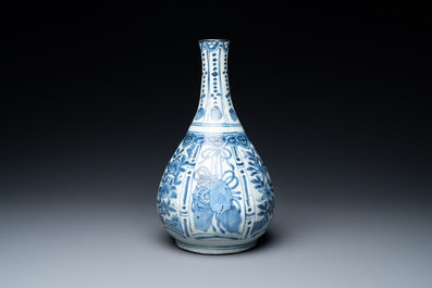 Un vase de forme bouteille en porcelaine de Chine en bleu et blanc de type kraak, Wanli