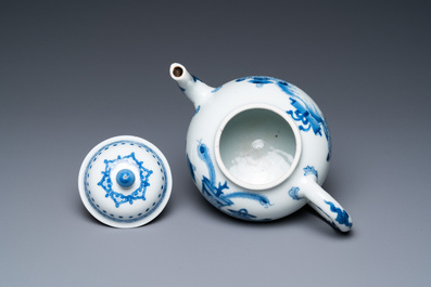 Une th&eacute;i&egrave;re en porcelaine de Chine en bleu et blanc &agrave; d&eacute;cor d'antiquit&eacute;s, marque Yu, Kangxi