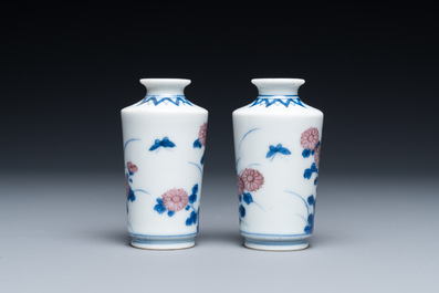 Une paire de vases miniatures ou tabati&egrave;res en porcelaine de Chine en bleu, blanc et rouge de cuivre, marque Qing Feng, 18/19&egrave;me