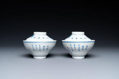 Une collection de bols de type 'gaiwan' et soucoupes en porcelaine de Chine en bleu et blanc, marque de Kangxi, 19&egrave;me