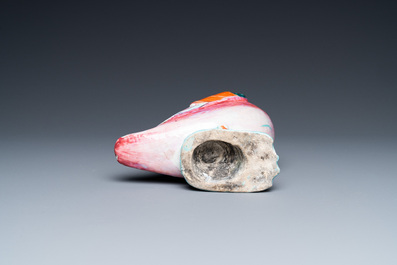 Un mod&egrave;le d'un pigeon en porcelaine de Chine famille rose, Qianlong