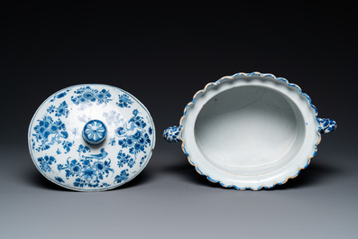 A Dutch Delft blue and white tureen and cover with putti, 17/18th C.