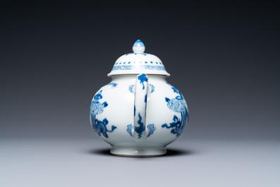 Een Chinese blauw-witte theepot met antiquiteiten, Yu merk, Kangxi