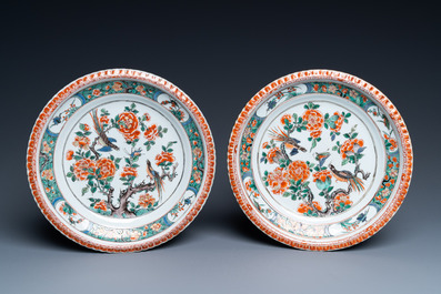 Une paire de plats en porcelaine de Chine famille verte &agrave; d&eacute;cor de pies et d'une sauterelle, Kangxi