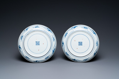 Une paire d'assiettes en porcelaine ai-Kakiemon de Japon en bleu et blanc figurant des cerfs, Edo, 18&egrave;me