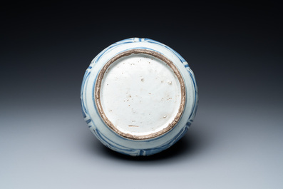 Een Chinese blauw-witte kraakporseleinen flesvormige vaas, Wanli