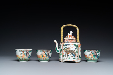 Une th&eacute;i&egrave;re et trois tasses en porcelaine de Chine famille verte, Kangxi et apr&egrave;s